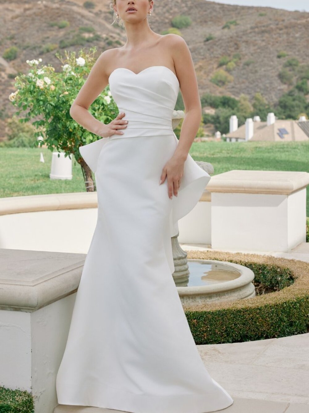 NEW LONG WHITE WEDDING DRESS. STRAPLESS MERMAID STRETCH SATIN WEDDING GOWN